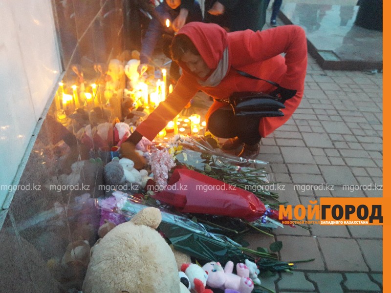 Жители Атырау почтили память погибших в Кемерово (видео)