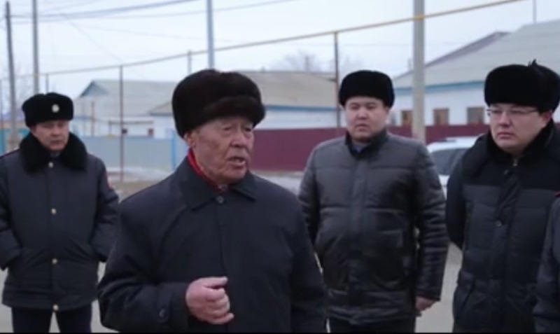 Аксакал пригородного поселка Атырау, где искоренили преступность, дал полицейским бата