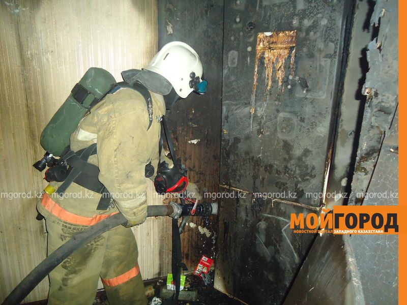 3 человека спасены и 10 эвакуированы с места пожара в многоэтажке в Уральске
