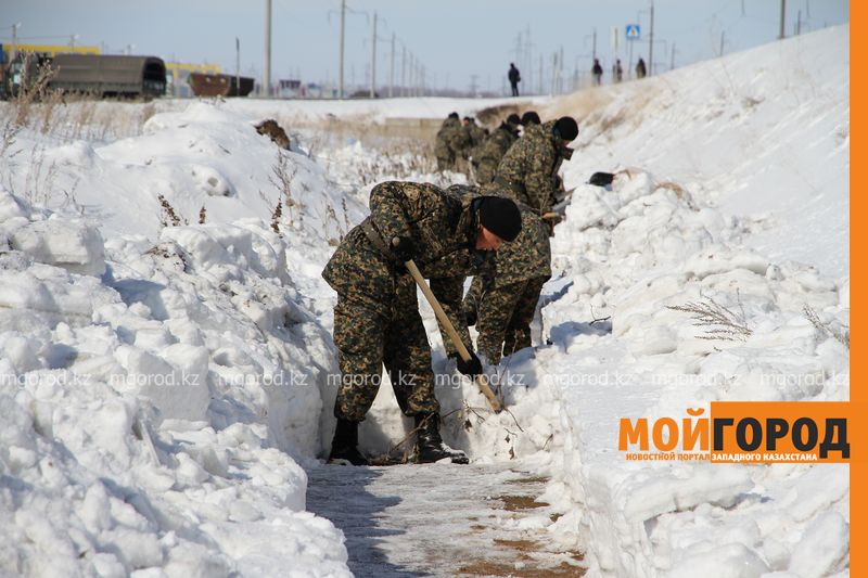 В Уральске солдаты чистят арыки от снега