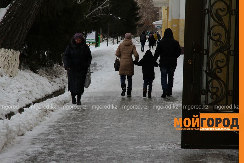 Тротуары Уральска превратились в каток