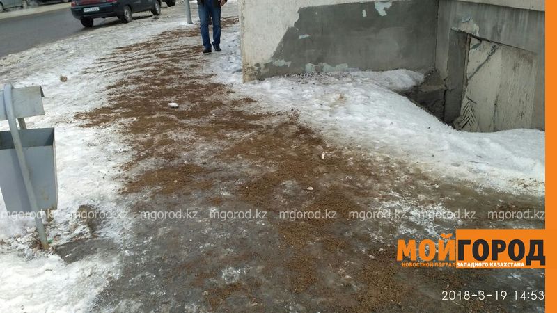 10 тысяч кубометров песка потратили на посыпку тротуаров в Уральске