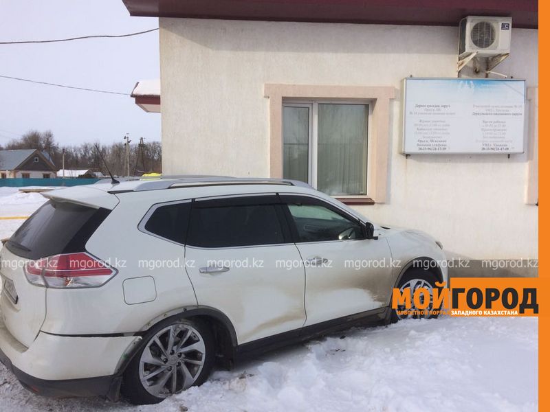 Джип врезался в полицейский участок в Уральске