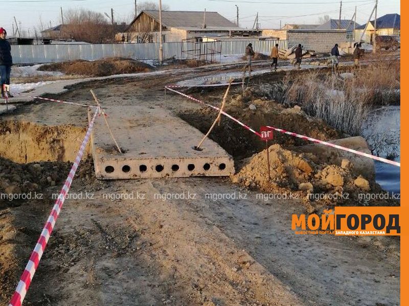 Из-за угрозы подтопления посреди улицы в селе ЗКО раскопали плотину