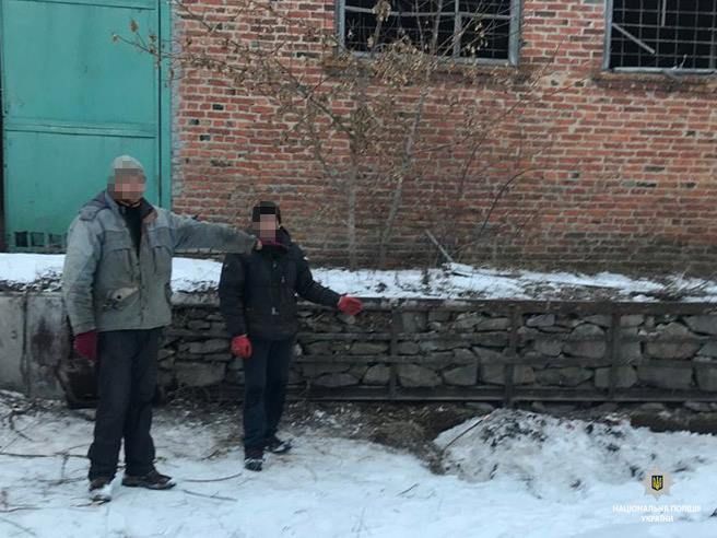 В Атырау трое неизвестных пытались ограбить склад на Карабатане