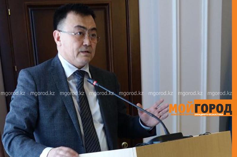 Госслужащие ЗКО пожаловались на низкую зарплату и переработку