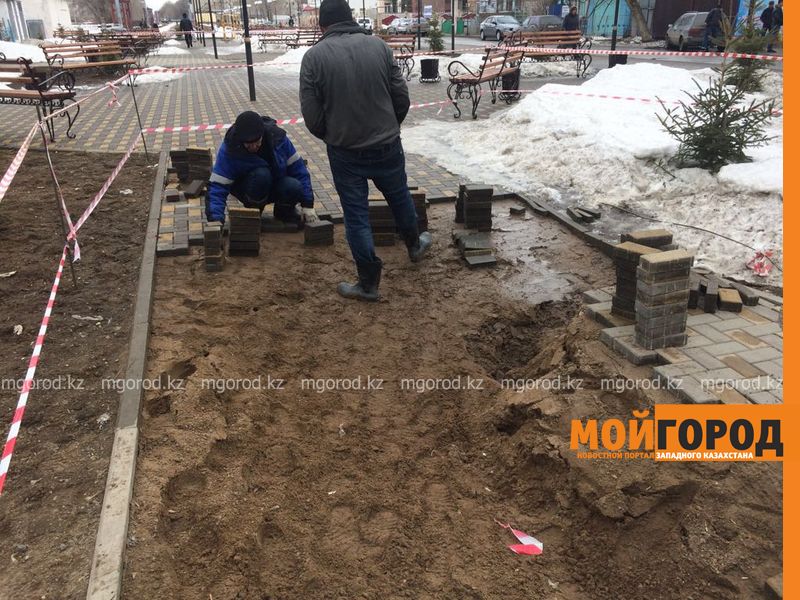 Подрядчик перекладывает провалившуюся брусчатку на новом бульваре Уральска
