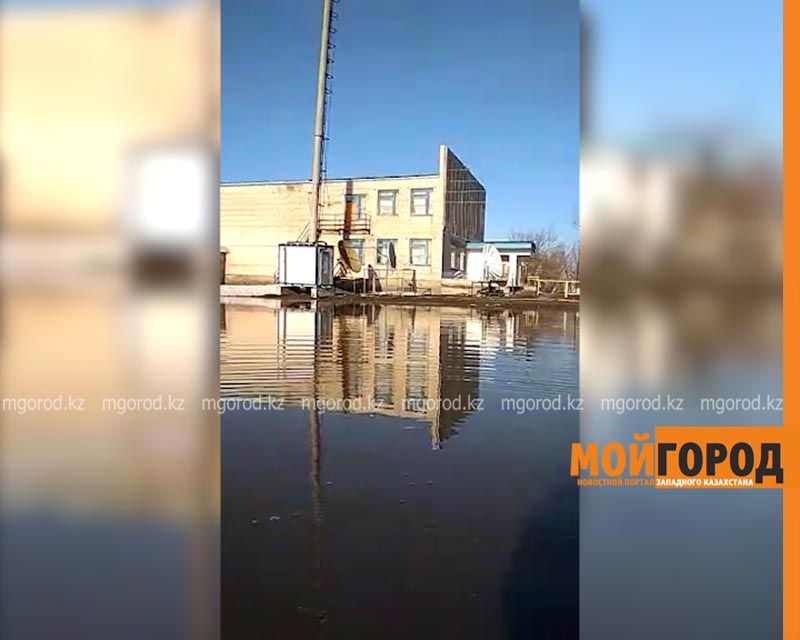 Жители ЗКО добираются до школы на лодках