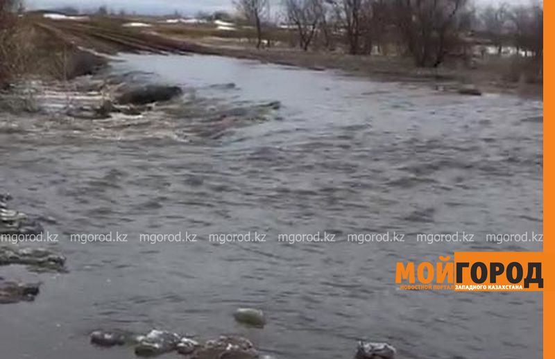 В селе ЗКО произошел перелив через дорогу