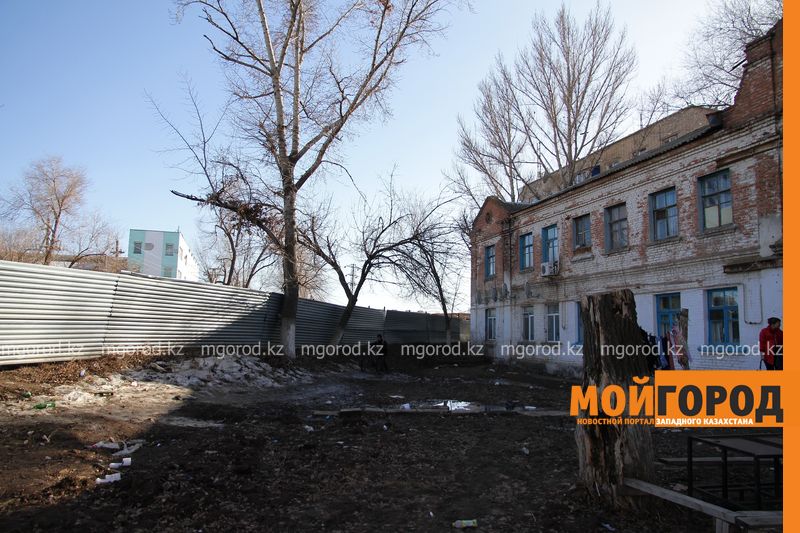 Из-за вибраций при строительстве деповского моста рушится двухэтажка в Уральске