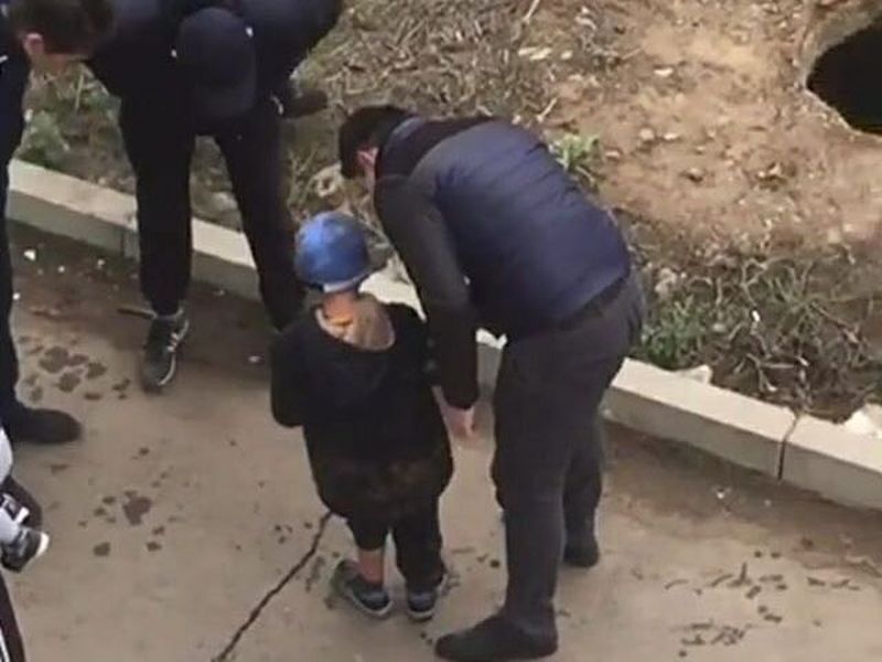 7-летний мальчик упал в люк в Уральске