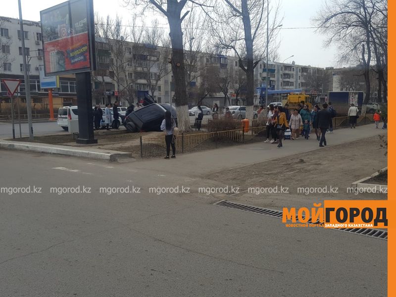 В Уральске автоледи слетела в арык
