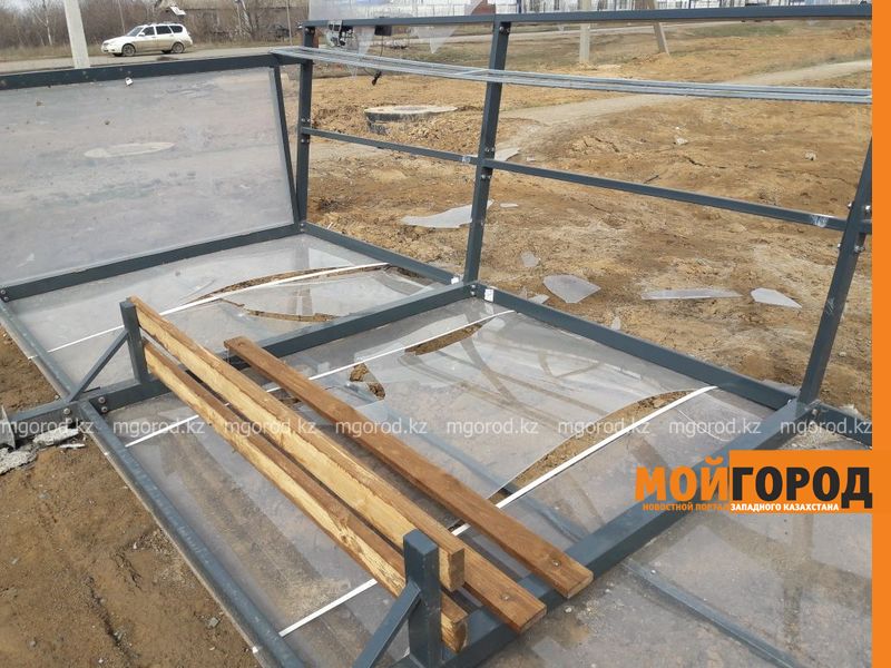 В Уральске вандалы разбили новый остановочный павильон