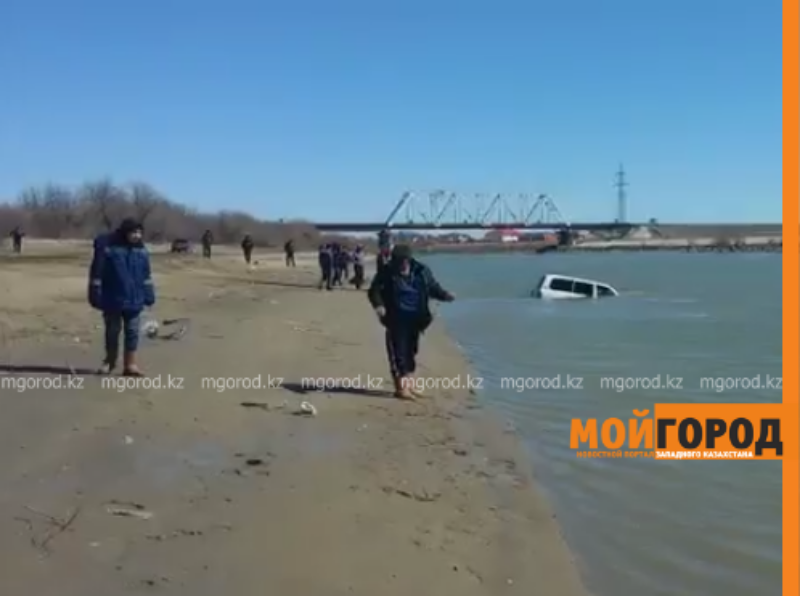 5 спасателей вызволяли джип из Урала в Атырау (видео)