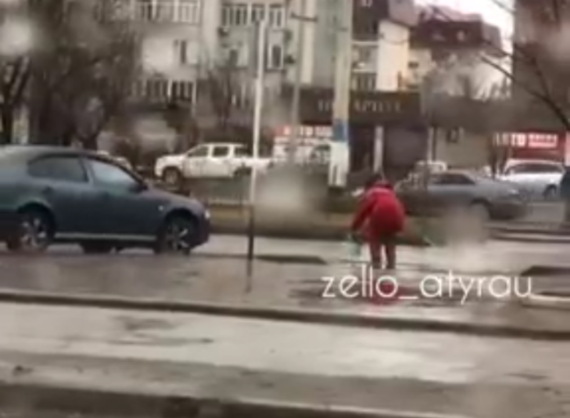 Дождь в Атырау: дорожные рабочие вычерпывают лужи вручную (видео)