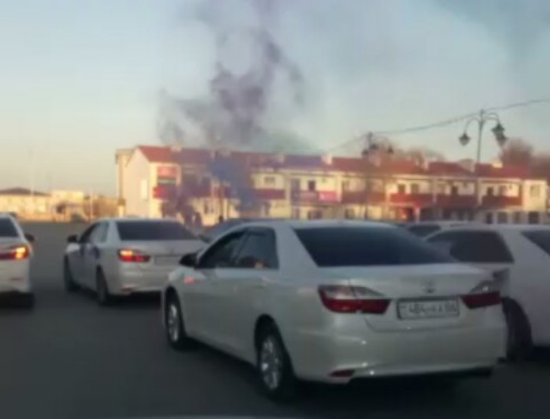 Свадебный кортеж перекрыл движение на дороге в Атырауской области (видео)