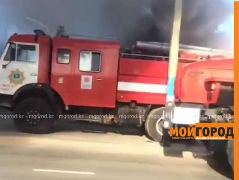 3-летний мальчик отравился угарным газом при пожаре в Атырау (видео)