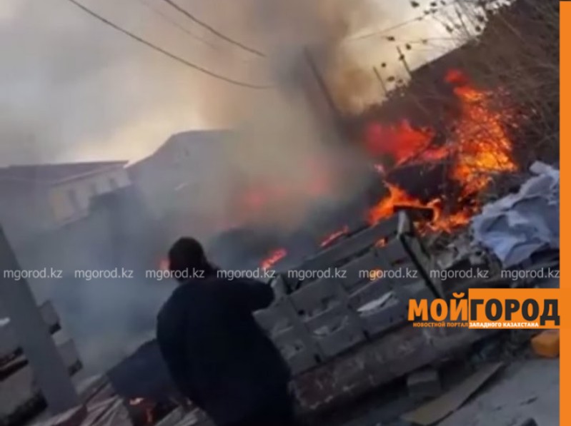 В Атырау от возгорания камыша пострадали две квартиры (видео)