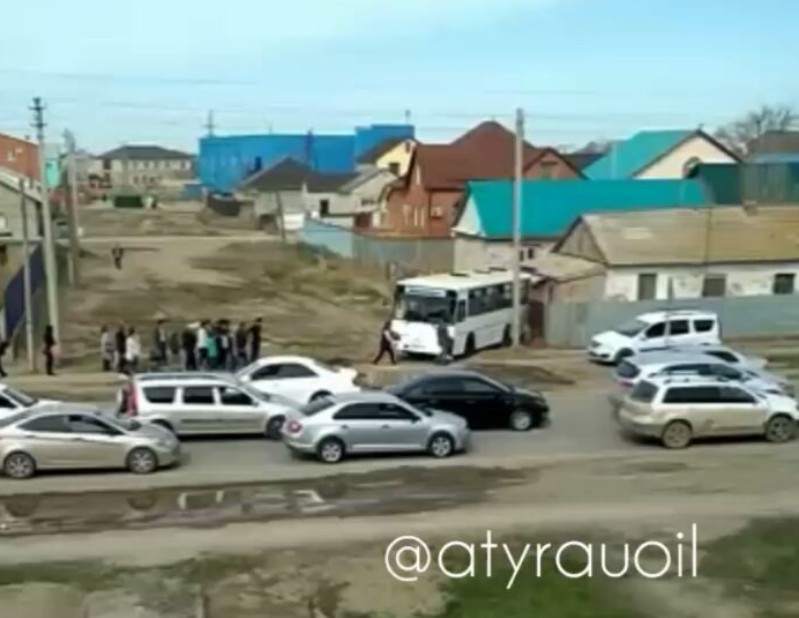 В Атырау автобус с пассажирами едва не въехал во двор жилого дома (видео)