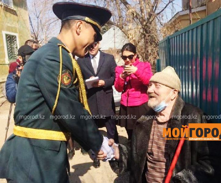 В Актобе военнослужащий спас из горящей двухэтажки двоих детей