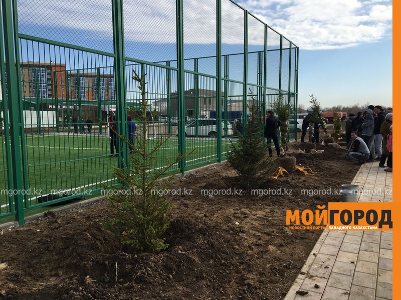 Более 10 тысяч человек вышли на субботник в Уральске