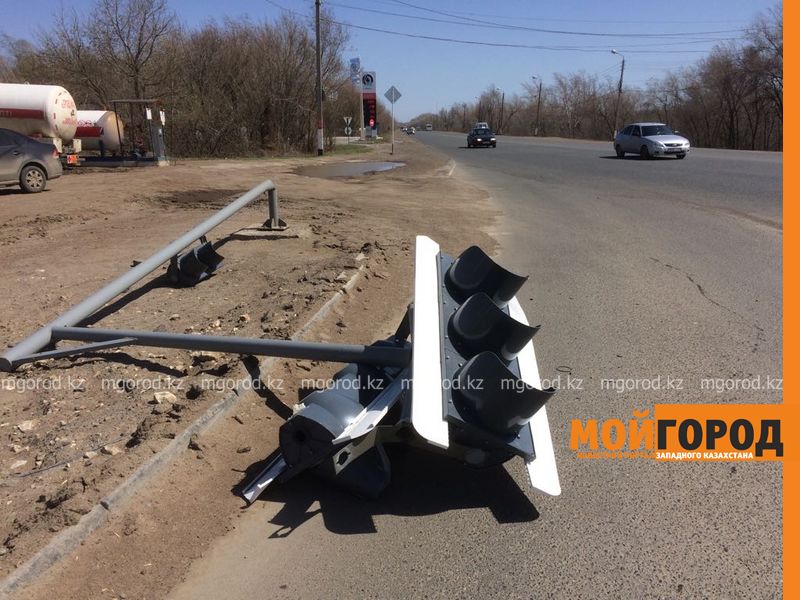 Сильный ветер свалил светофор в Уральске