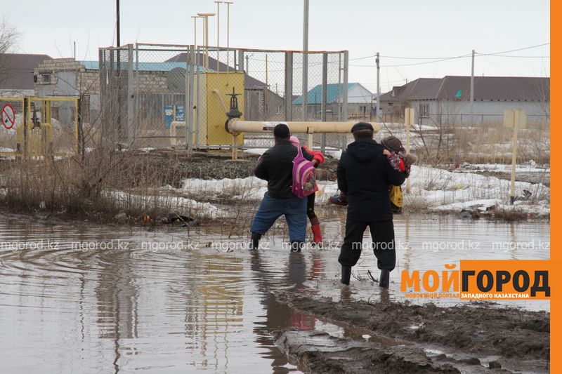 Большая вода в Уральске: родители носят детей в школу на руках (фото, видео)