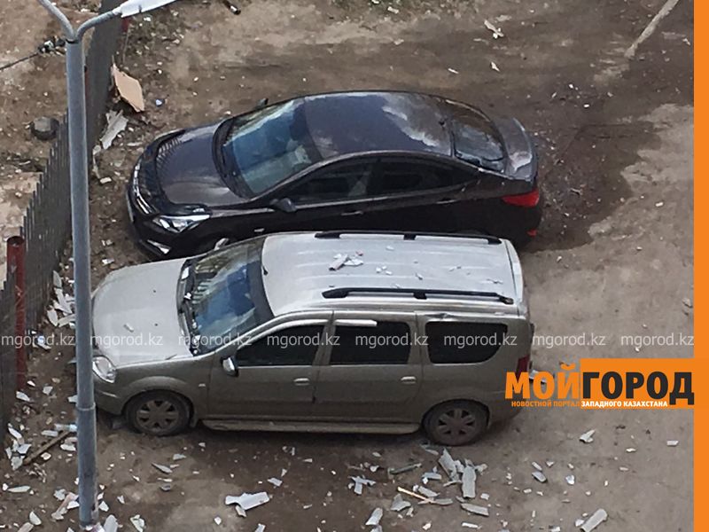 Три автомобиля повредил шифер, сорванный с многоэтажки во время урагана в Уральске