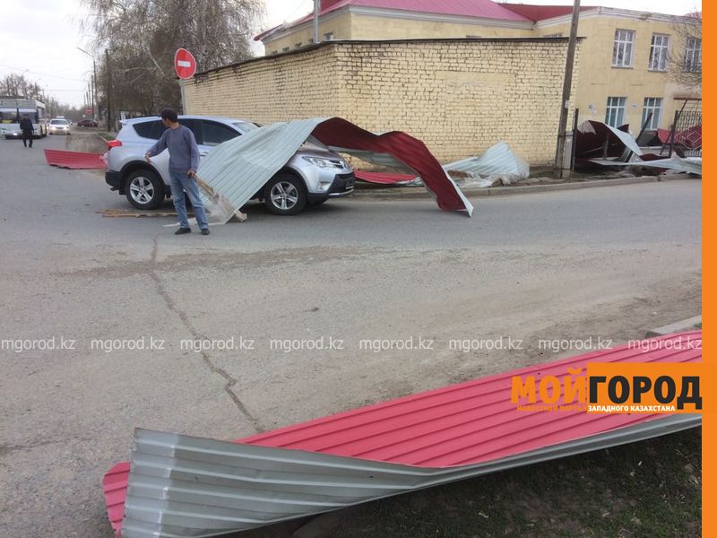 В Уральске ураганный ветер срывает крыши и оставил надпись «Орал» без двух букв (фото, видео)