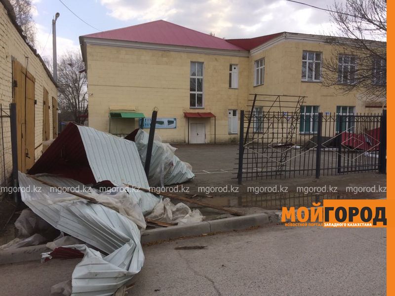 Два человека пострадали от сильного ветра в ЗКО