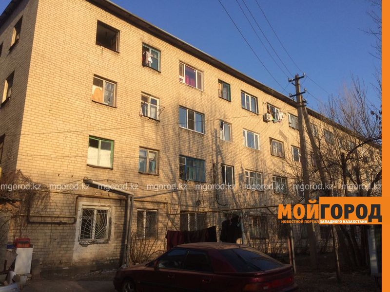 В Уральске мужчина выпал с четвертого этажа
