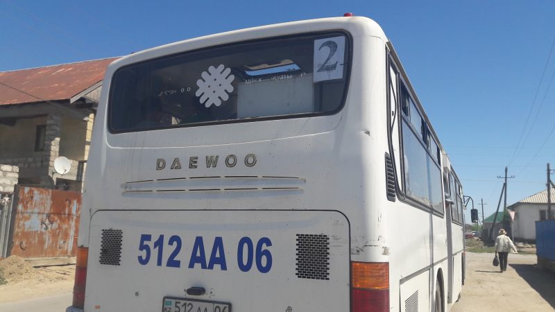 В Атырау пассажирку зажало дверями автобуса