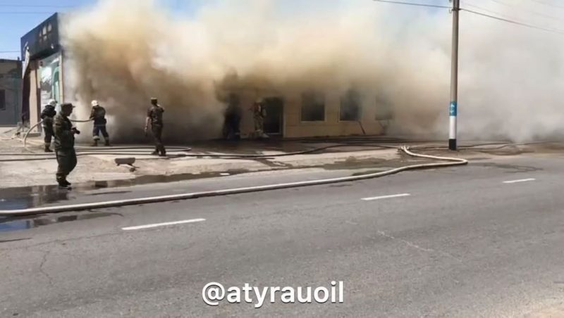 В сеть попало видео пожара в мебельном магазине в Атырау