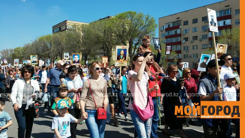 В Актобе по центральному проспекту прошел «Бессмертный полк»