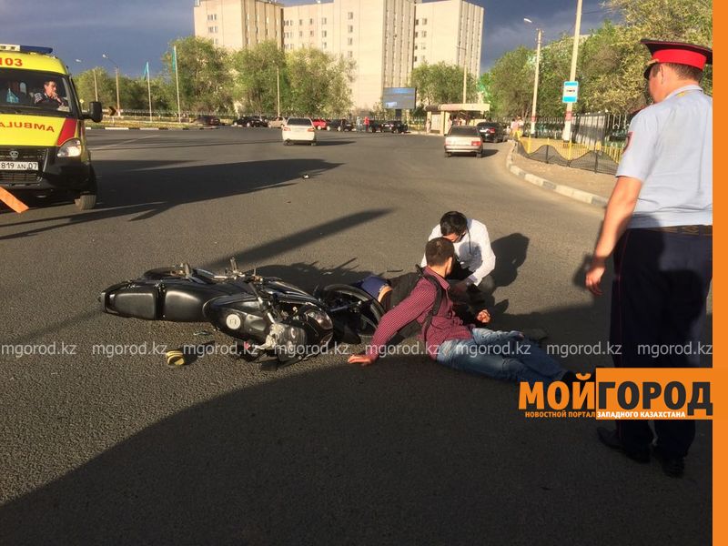 В Уральске легковой автомобиль столкнулся с мотоциклом