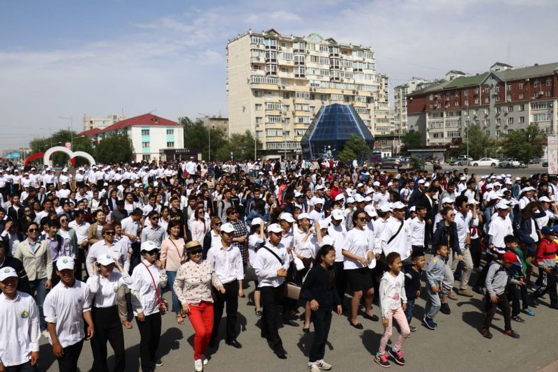 Более двух тысяч жителей приняли участие в утренней зарядке в Атырау