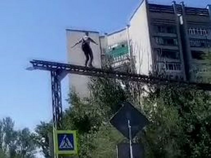 Пресс-служба ДВД ЗКО про танцующего на конструкции мужчине: «Он ничего не нарушал»