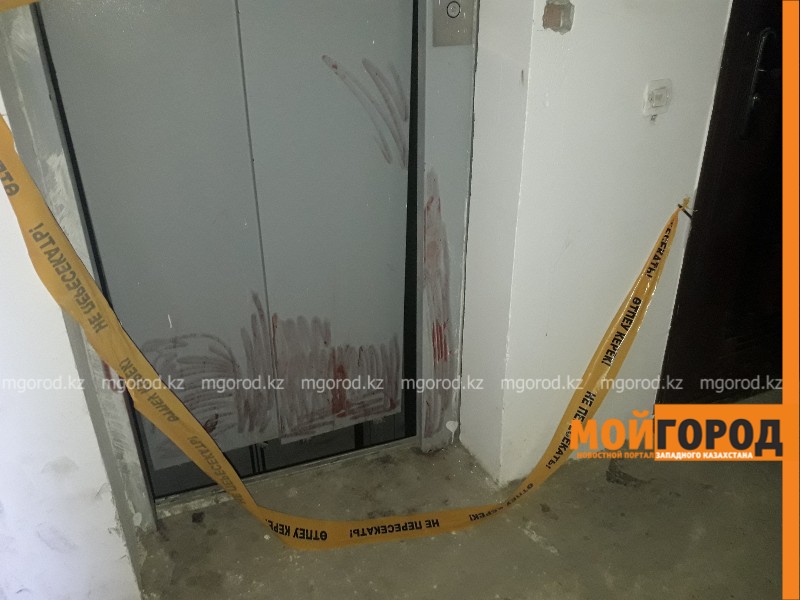 Жители дома в Атырау, где подростки упали в шахту лифта, рассказали подробности (видео)