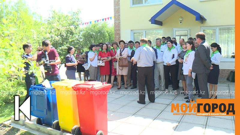 В ЗКО детей учат правильному обращению с ТБО