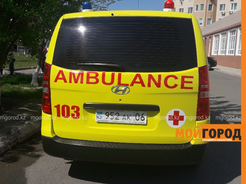 В Атырау с третьего этажа упала 13-летняя девочка