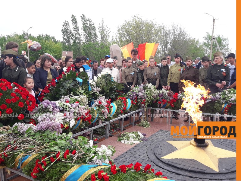 Около 10 тысяч жителей Атырау возложили цветы к вечному огню (видео)