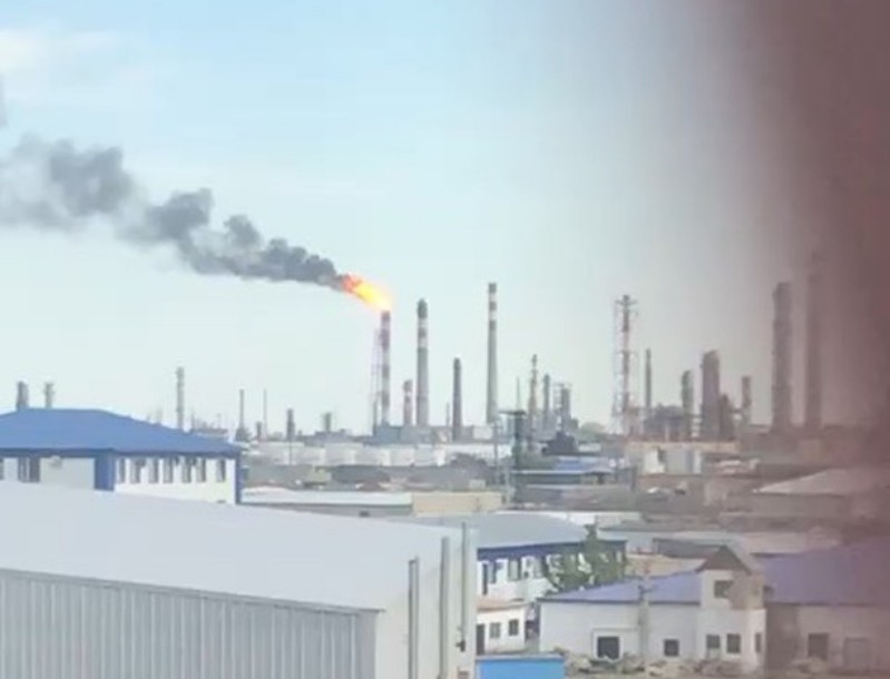 На Атырауском НПЗ произошел сброс топливного газа на факел (видео)