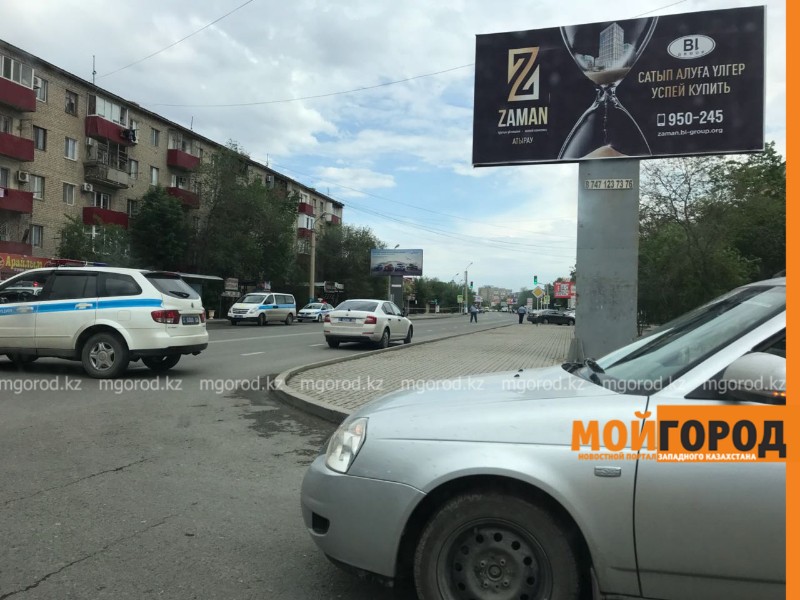 В Атырау полицейские оцепили одну из центральных улиц города (видео)