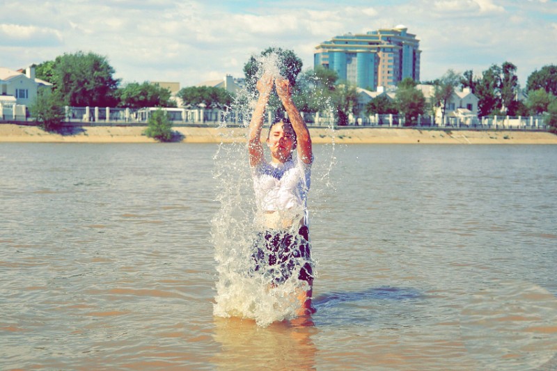 Жители Атырау из-за сильной жары открыли купальный сезон (фото)
