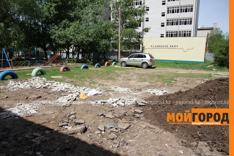 Ни тротуара, ни парковки - жители Уральска недовольны благоустройством двора