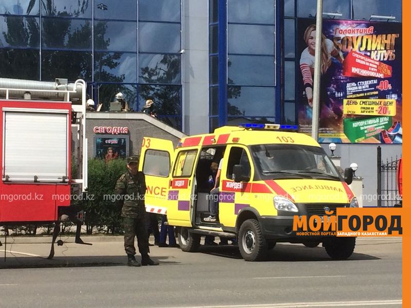 Жителей Уральска напугало скопление пожарных машин возле торгового центра