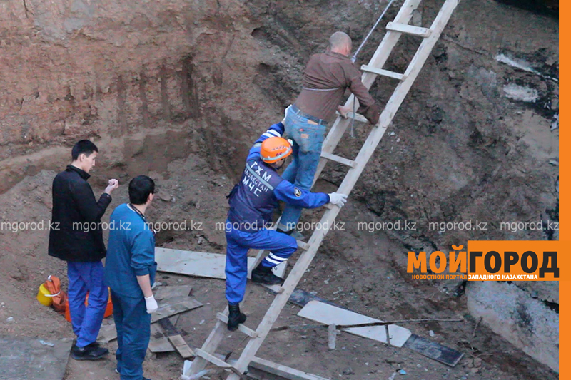 Житель Уральска упал в огромную яму, выкопанную для строительства дорожной развязки (видео)