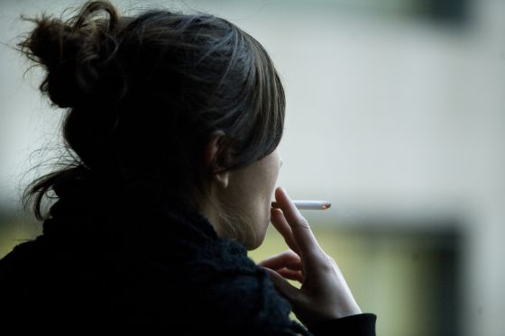 В Атырау мать оштрафовали за курение несовершеннолетней дочери на заправке