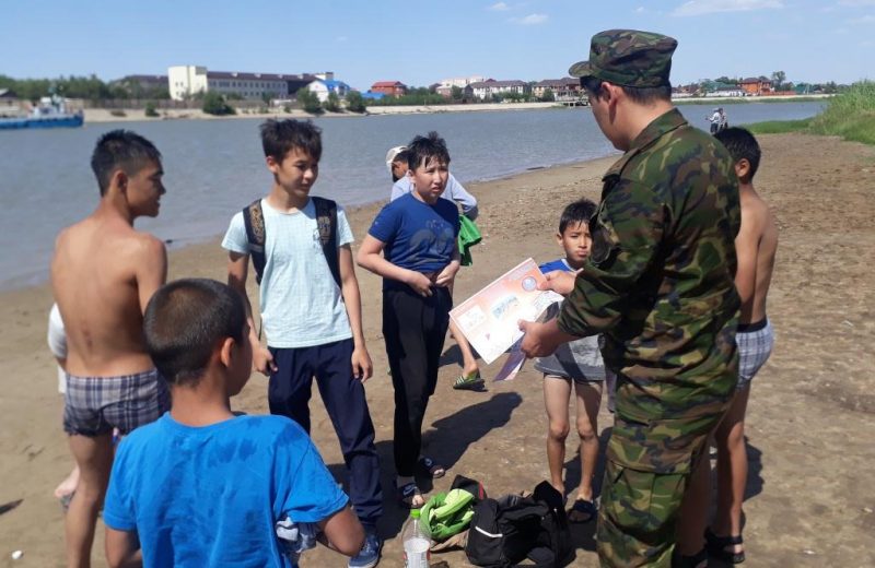 В Атырау спасатели проводят рейды по профилактике безопасности на воде