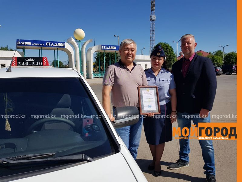 В Уральске полицейские раздали подарки таксистам
